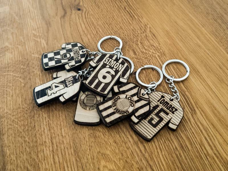 Personalisierte Schlüsselanhänger Fußball-Trikot Mit Gravur Aus Holz Personalisierte Schlüsselanhänger Fußball-Trikot Mit Gravur Aus Holz von DeKaLaser