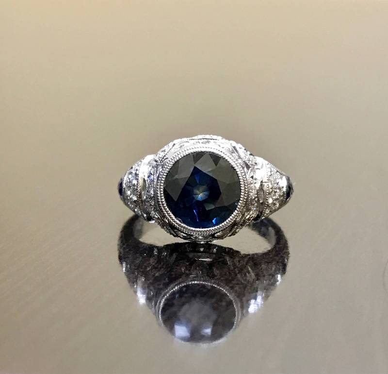 Art Deco 14K Weißgold Saphir Diamant Verlobungsring - Gold Ehering Handgravierter Saphirring von DeKaraDesigns