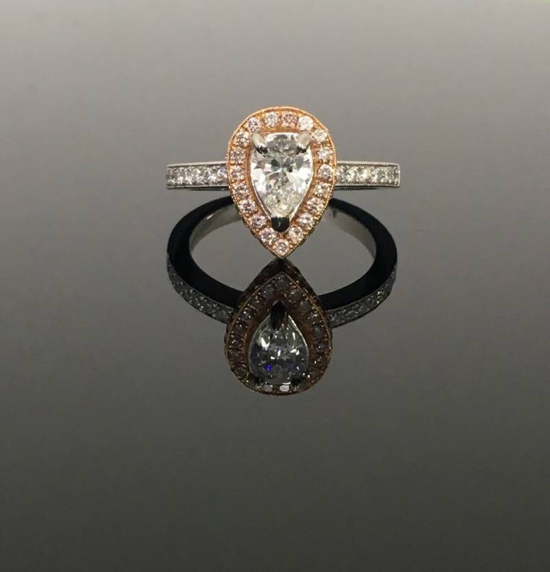 Art Deco Platin Rotgold Birne Form Diamant-Verlobungsring - Art-Deco-Rose Gold Halo Diamant Ehering Ring von DeKaraDesigns