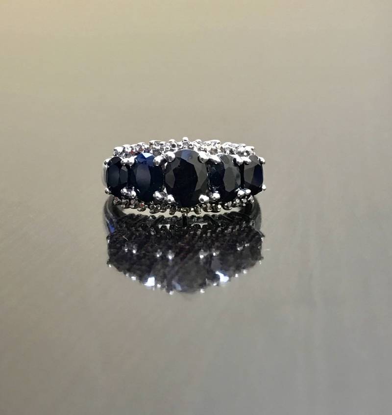 Blauer Saphir Verlobungsring - Art Deco Fünf Stein Ehering Ring Diamant von DeKaraDesigns