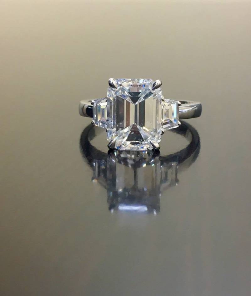 Platin Smaragd Geschnitten Diamant Verlobungsring - Art-Deco-Platin-Diamant-Ehering Drei Stein Diamant-Ring Platin-Ring von DeKaraDesigns