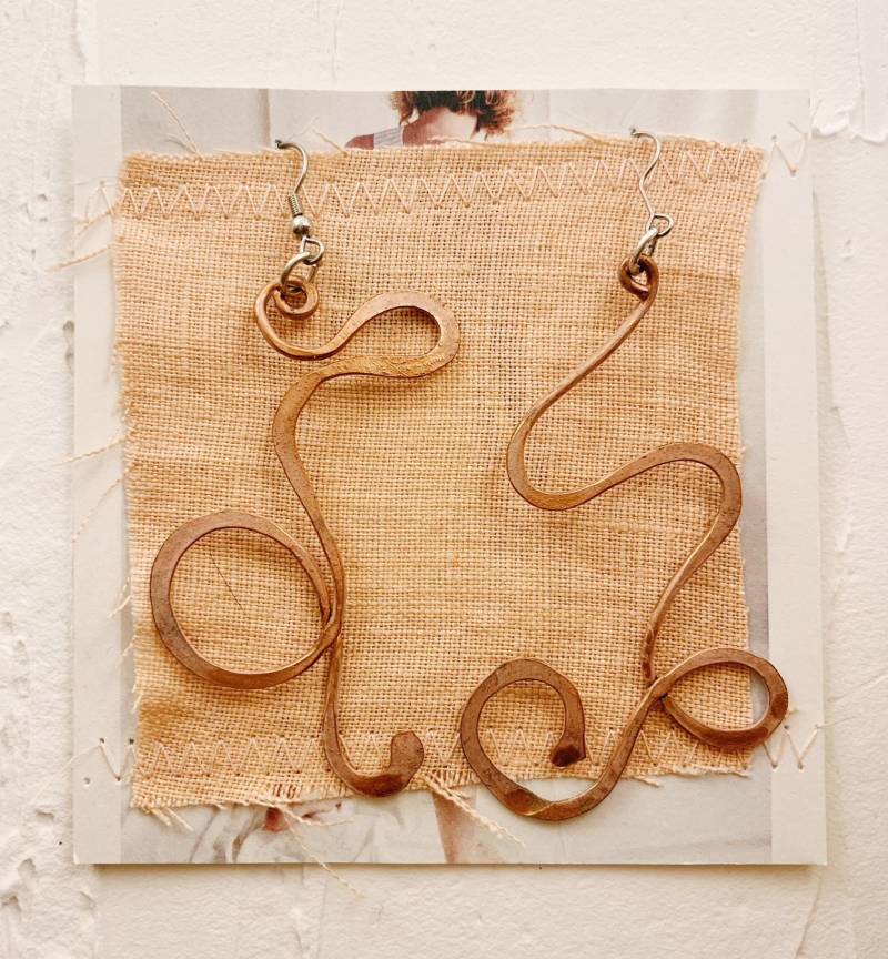 Kupfer Power Squiggle Ohrringe | Handgemachte Gehämmerte Anhänger Aus Roségold von DeKovenForgeStore