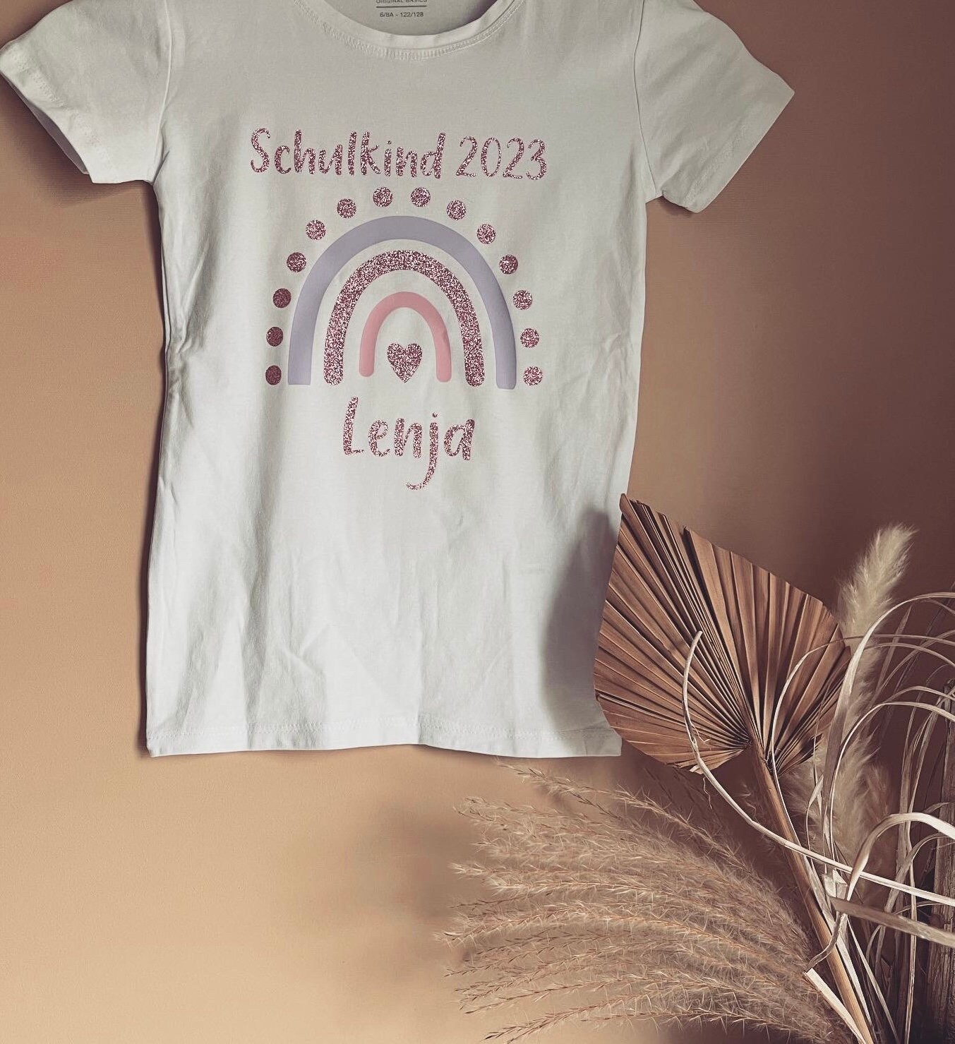 Personalisiertes Einschulungs-T-Shirt Für Kinder - Mit Wunschname, Text Und in Deiner Lieblingsfarbe Personalisiertes Einschulungs-T-Shirt Für Kinder - Mit Wunschname, Text Und in Deiner Lieblingsfarbe von DeLeNaShop2021