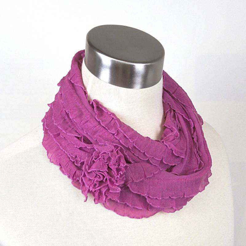 Himbeere Rosa Loop - Fuschia Rüschen Kreis Schal von DeMasterDesigns