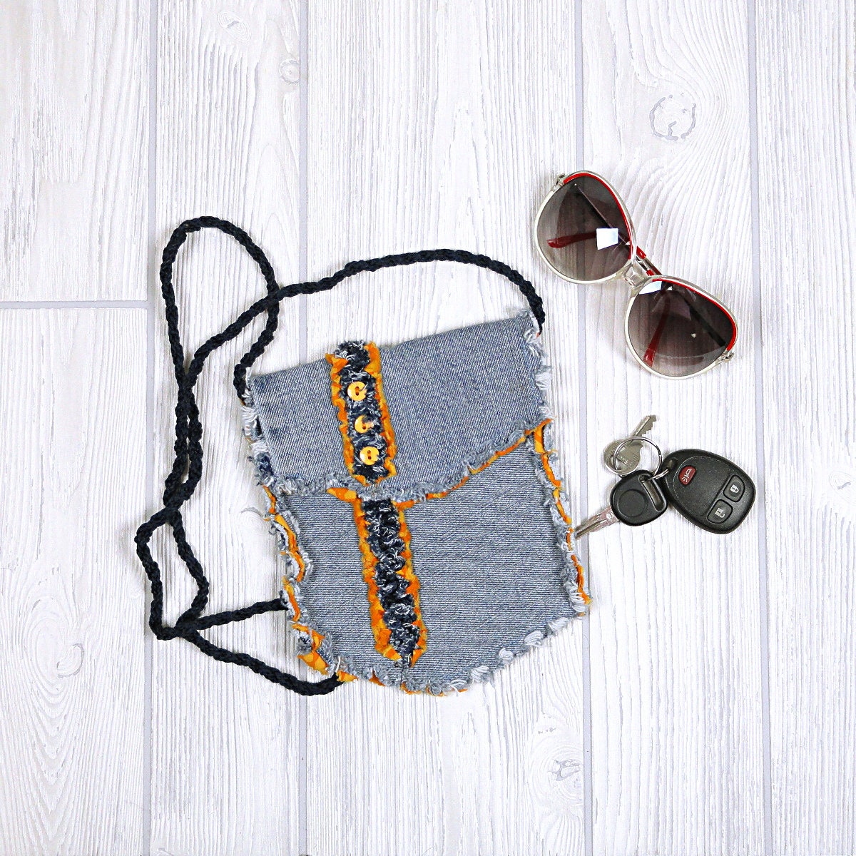 Kleine Upcycled Denim Hüfttasche - Kleine Blaue Jeansjacke Und Orange Reise-Geldbeutel von DeMasterDesigns