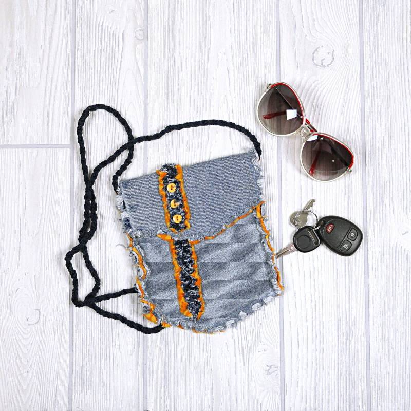 Kleine Upcycled Denim Hüfttasche - Kleine Blaue Jeansjacke Und Orange Reise-Geldbeutel von DeMasterDesigns