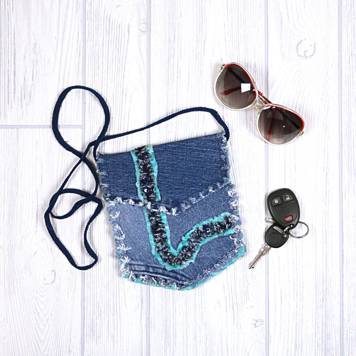 Kleine Upcycling Jeans Hip Bag - Kleine Blaue Jeansjacke Und Seafoam Green Festival Geldbörse von DeMasterDesigns