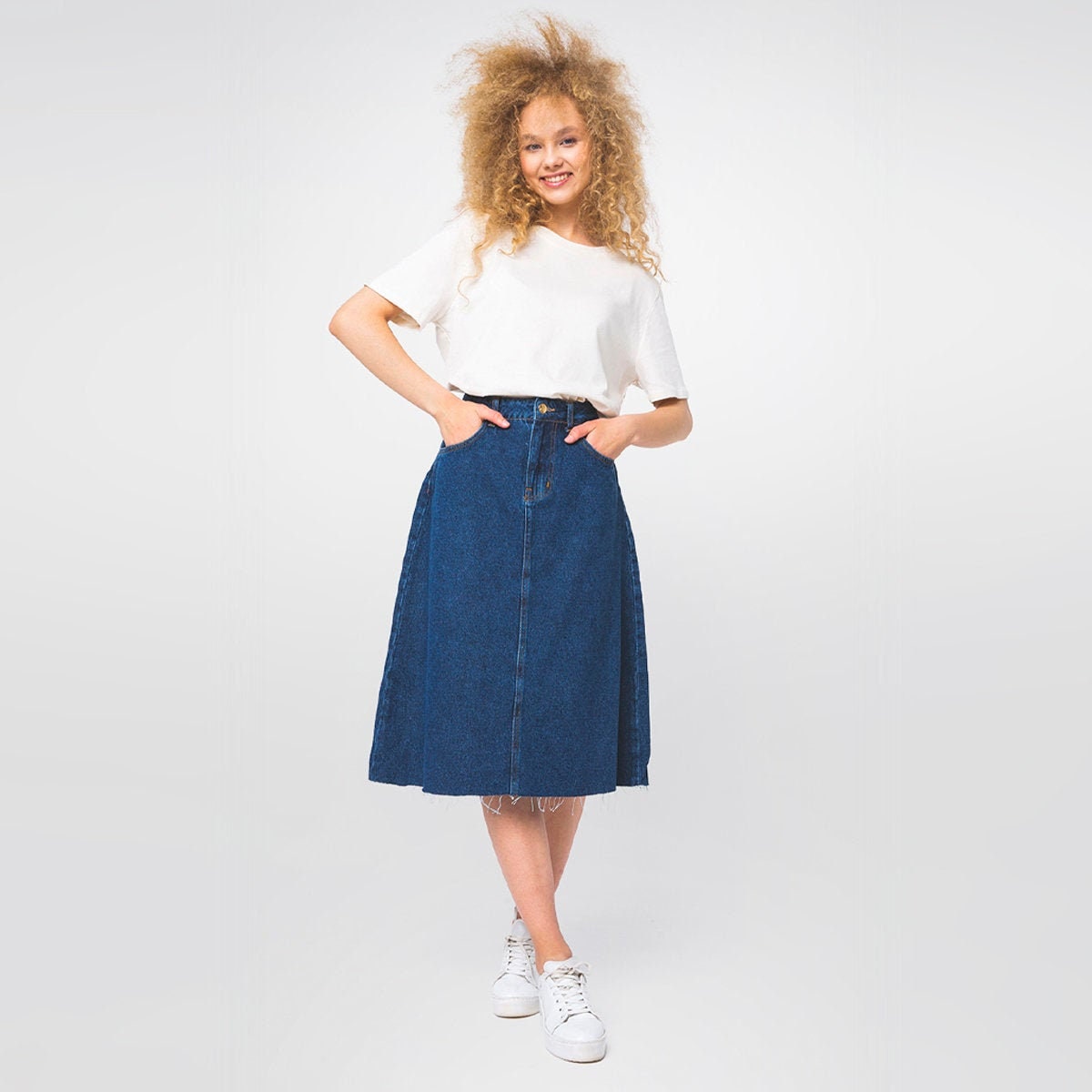 Campine Dark Wash Denim Midirock Benutzerdefinierte Länge Weicher Knielanger Bescheidener Rock Mit Taschen Sommer von DeMimJeansAndGifts