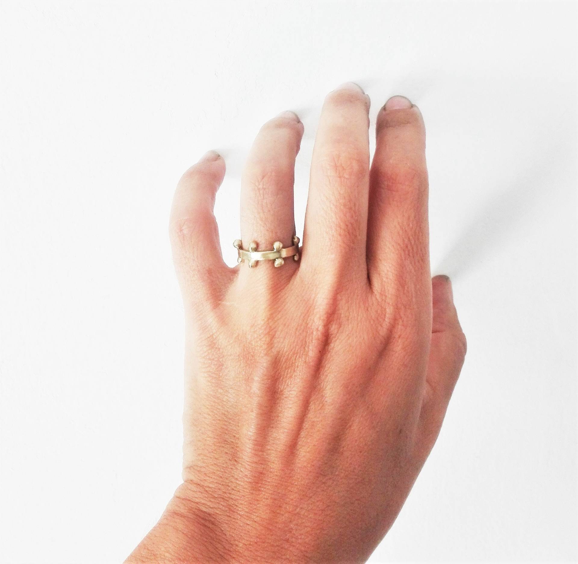 Kranzring Mit Sechs Kugeln, Schlichter Ring Zum Stapeln, Minimal von DeaAnastasiaDedonaki