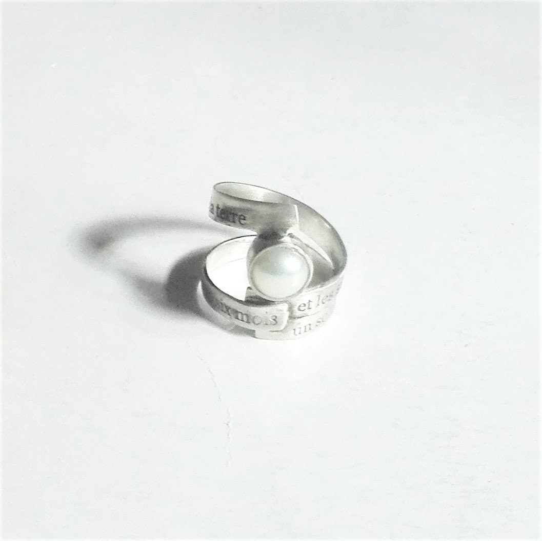 Silberner Ring Mit Eingraviertem Text Von Charles Baudelaire Und Perle von DeaAnastasiaDedonaki