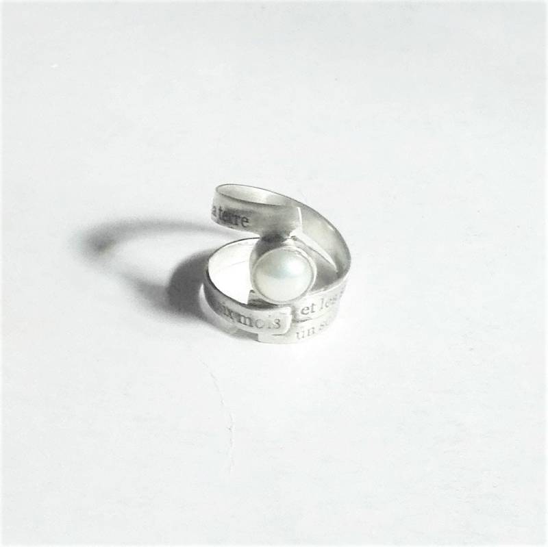 Silberner Ring Mit Eingraviertem Text Von Charles Baudelaire Und Perle Silberner Ring Mit Eingraviertem Text Von Charles Baudelaire Und Perle von DeaAnastasiaDedonaki