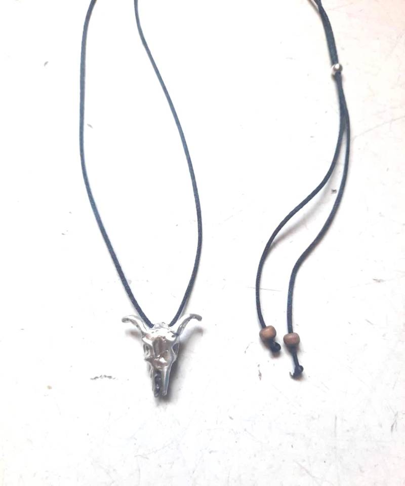 Ziegenschädel-Kette Mit Schwarzem Band, Länge Verstellbar von DeaAnastasiaDedonaki