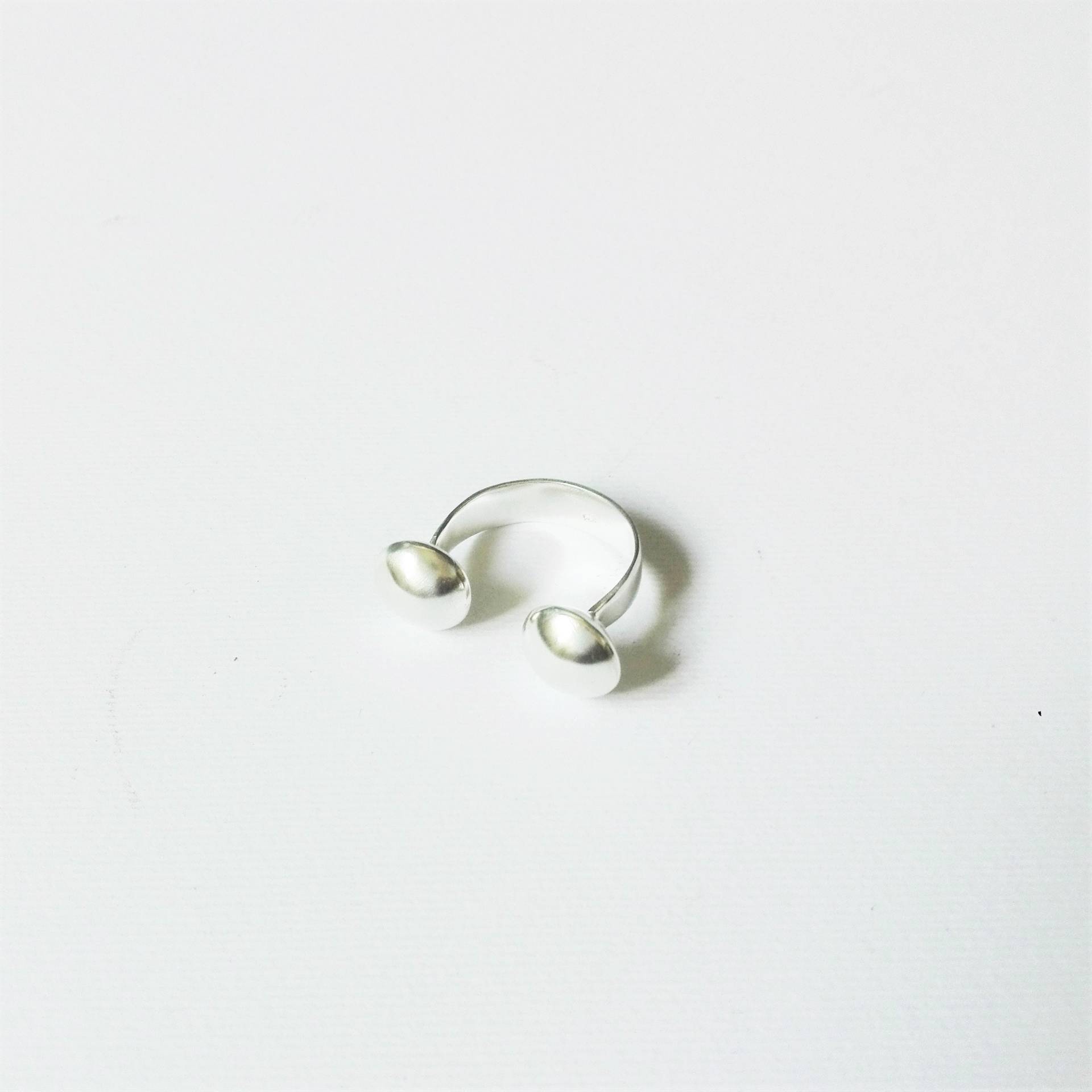 Zwei Punkte, Offener Ring in Silber Unisex von DeaAnastasiaDedonaki