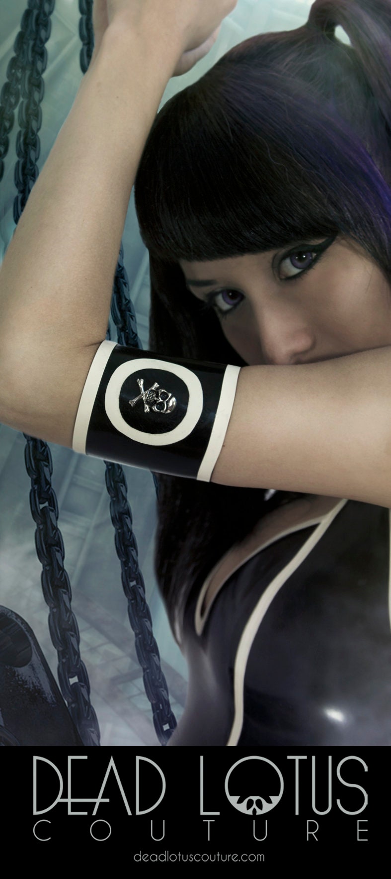 Rokku Armband - Verstellbares Latexarmband Mit Borte Und Totenkopfstecker Rokku Armband - Verstellbares Latexarmband Mit Borte Und Totenkopfstecker von DeadLotusCouture