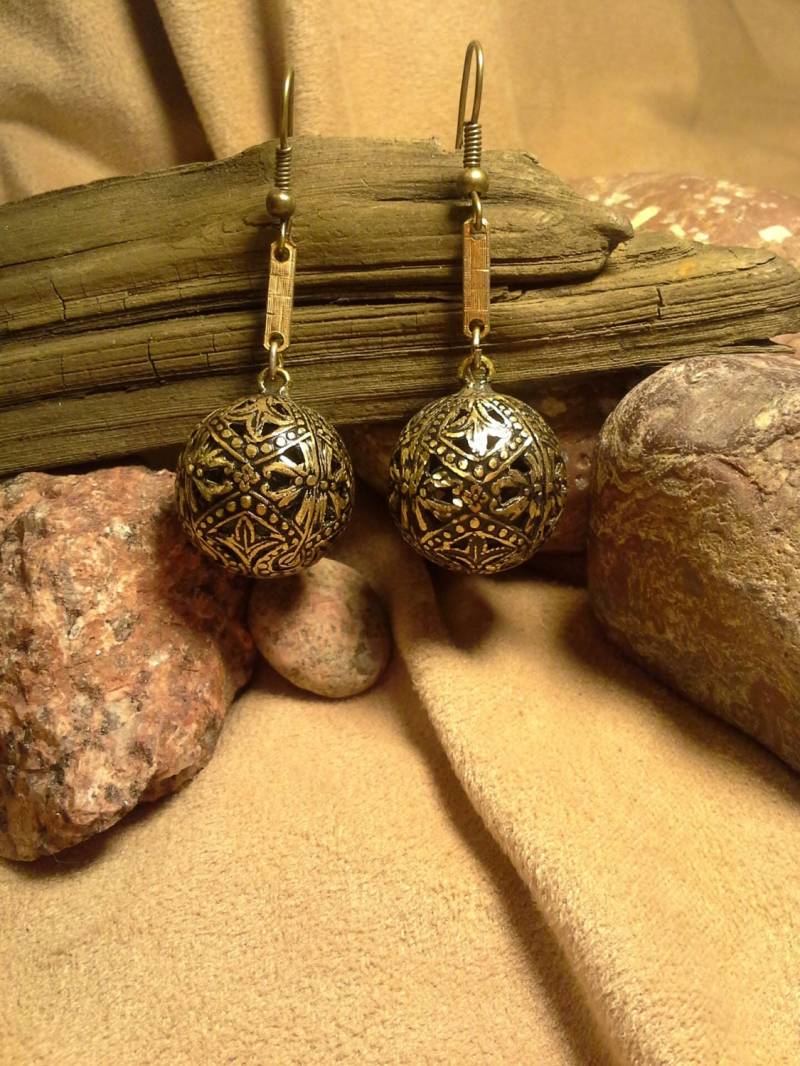 Gothic Barock Gold Kugel Ohrringe Aufwendig Geschnitzte Ohrringe von DeadhorseBeachDesign