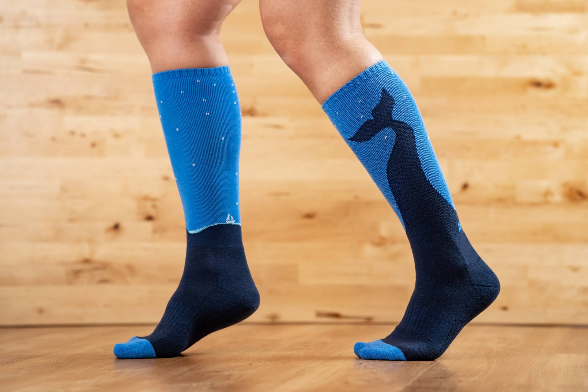 Damen Knie High Whale Socken von Deadliftbelle