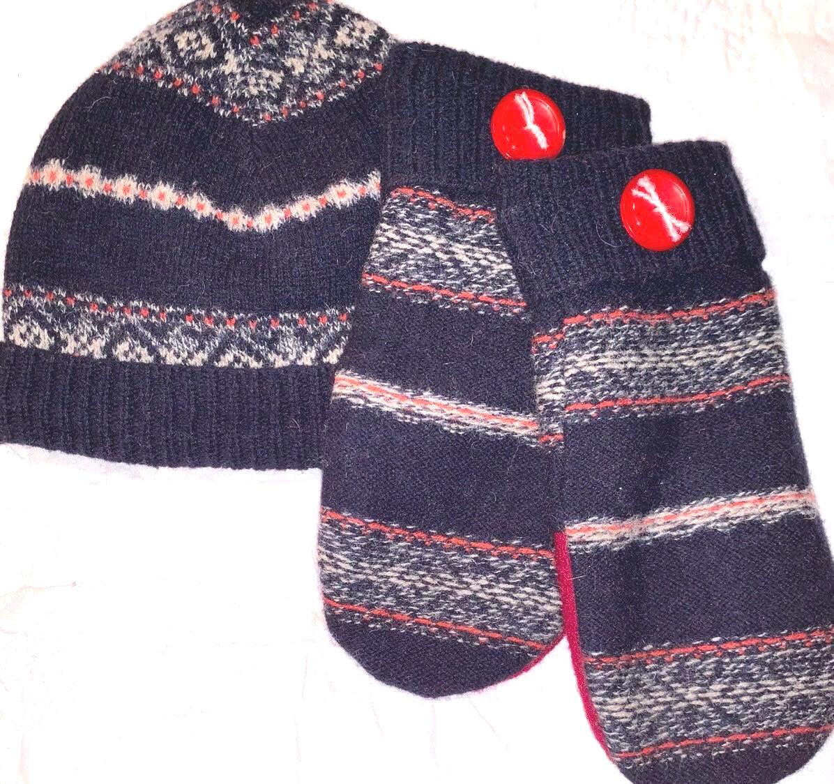 Ein Set Aus Gefilzten Handschuhen Und Mütze, Gefilzt Mit Fleece Gefüttert von DeannesOriginals