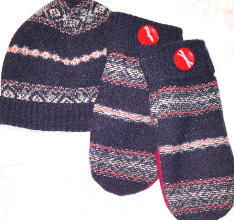 Ein Set Aus Gefilzten Handschuhen Und Mütze, Gefilzt Mit Fleece Gefüttert von DeannesOriginals