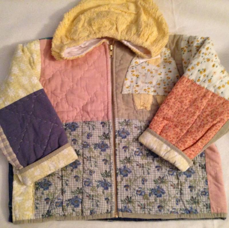 Handgemachte Pastell Steppjacke in Mädchen Größe 7/8, Vintage Jeans Rückenteil von DeannesOriginals