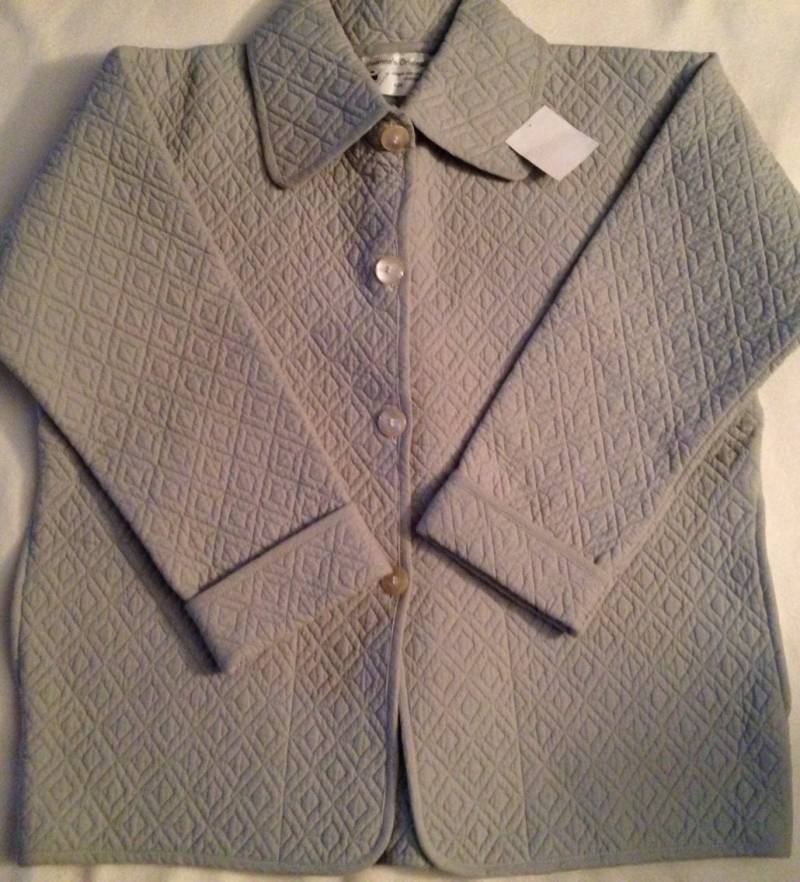 Handgefertigte Steppjacke Eleganter Damenmantel in Hellgrün Mit Perlenknöpfen | Klein von DeannesOriginals