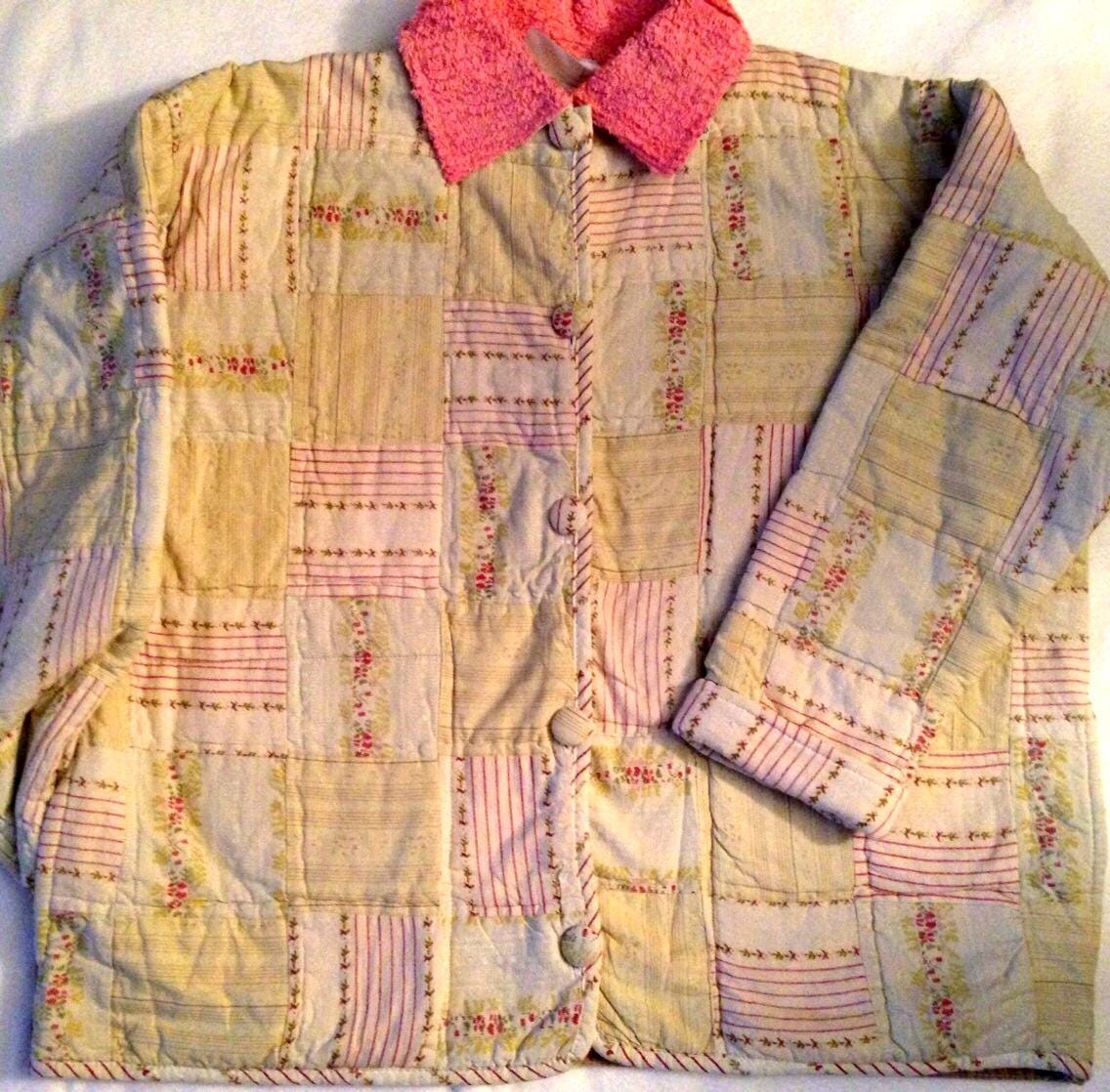 Gesteppte Jacke. Antik Aussehender Quilt. Gold Und Creme Mit Einem Hauch Von Rosa Größe Medium von DeannesOriginals