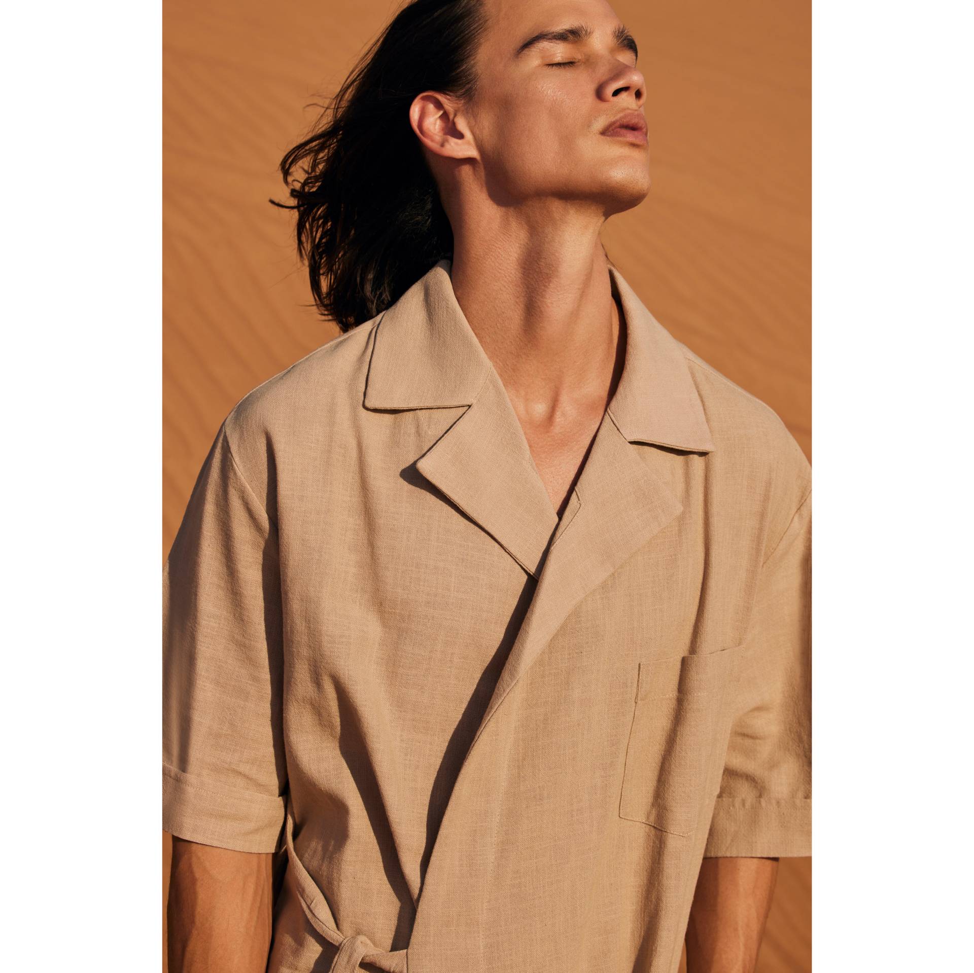 Beige Leinen Kimono Wrap Shirt Männer Leichtes Resort Top von DearDeerMenswear