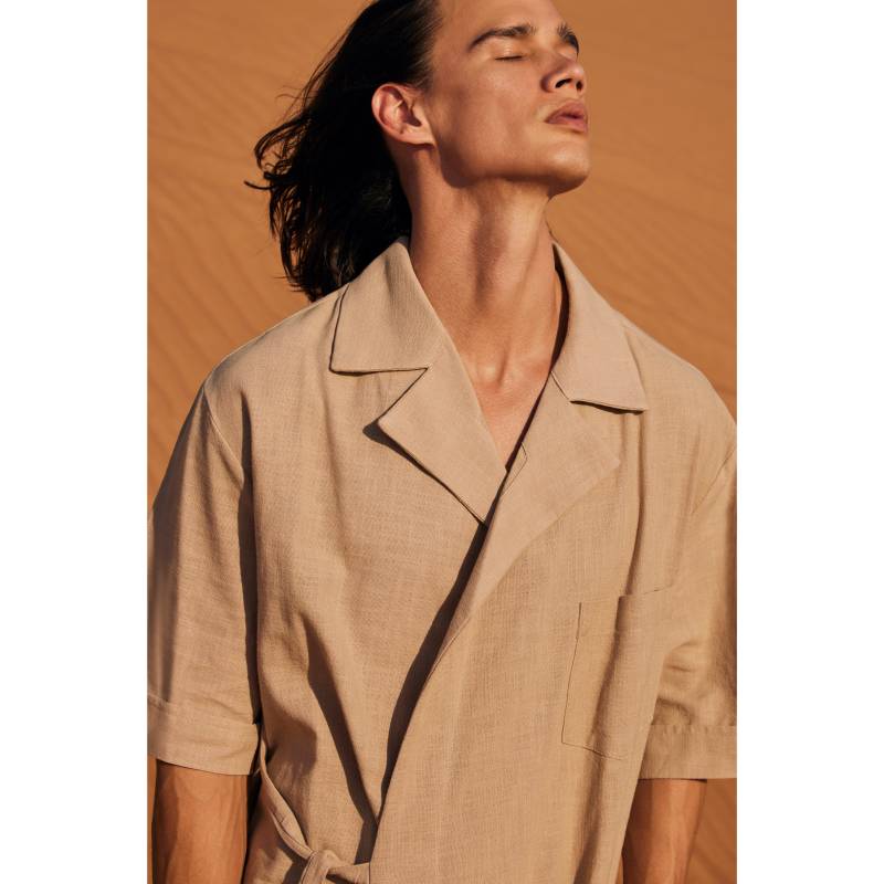 Beige Leinen Kimono Wrap Shirt Männer Leichtes Resort Top von DearDeerMenswear