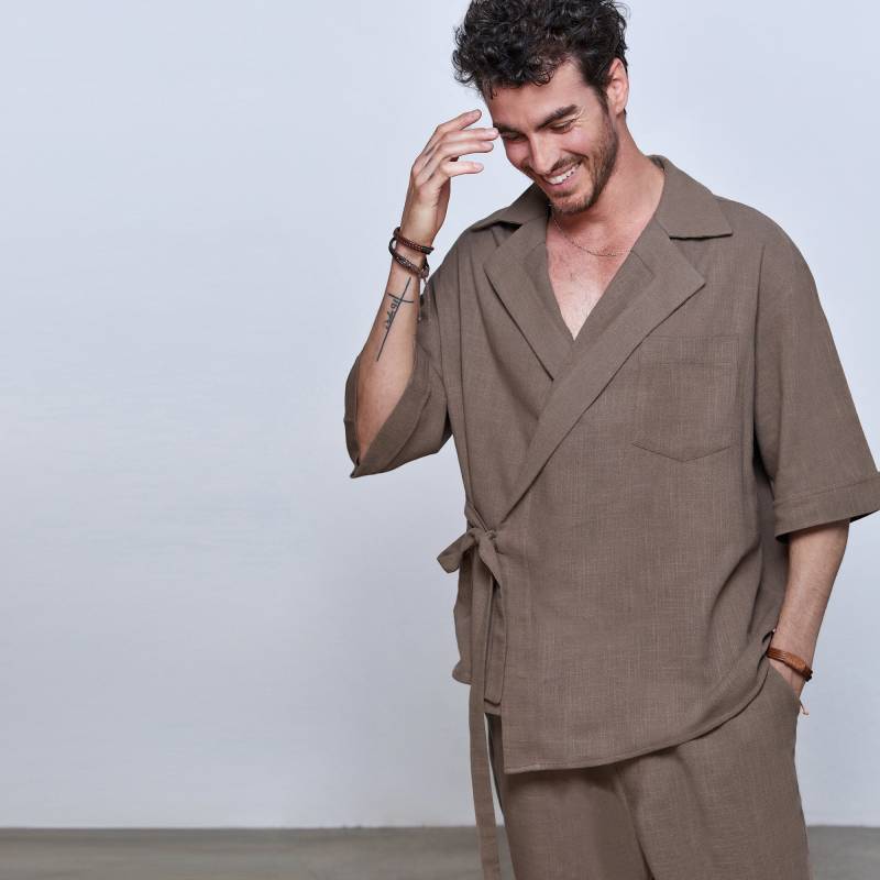 Braunes Leinen Kimono-Shirt Für Männer, Baumwoll-Wickeloberteil in Erdtönen, Sommer-Boho-Shirt Mit Entspannter Passform von DearDeerMenswear