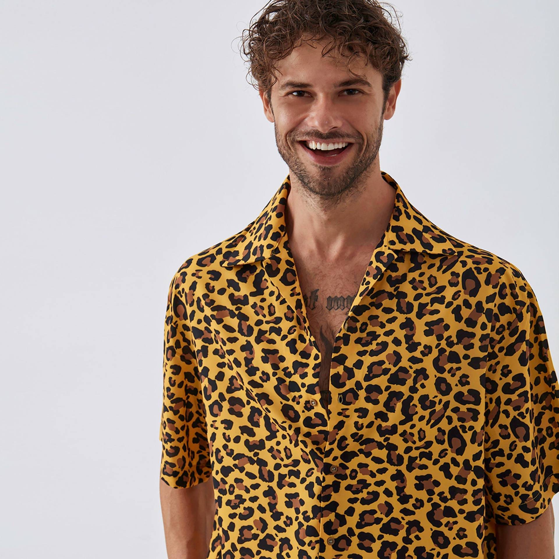 Herren Viskose Kurzarmhemd, Leopardenmuster, Entspannte Passform von DearDeerMenswear