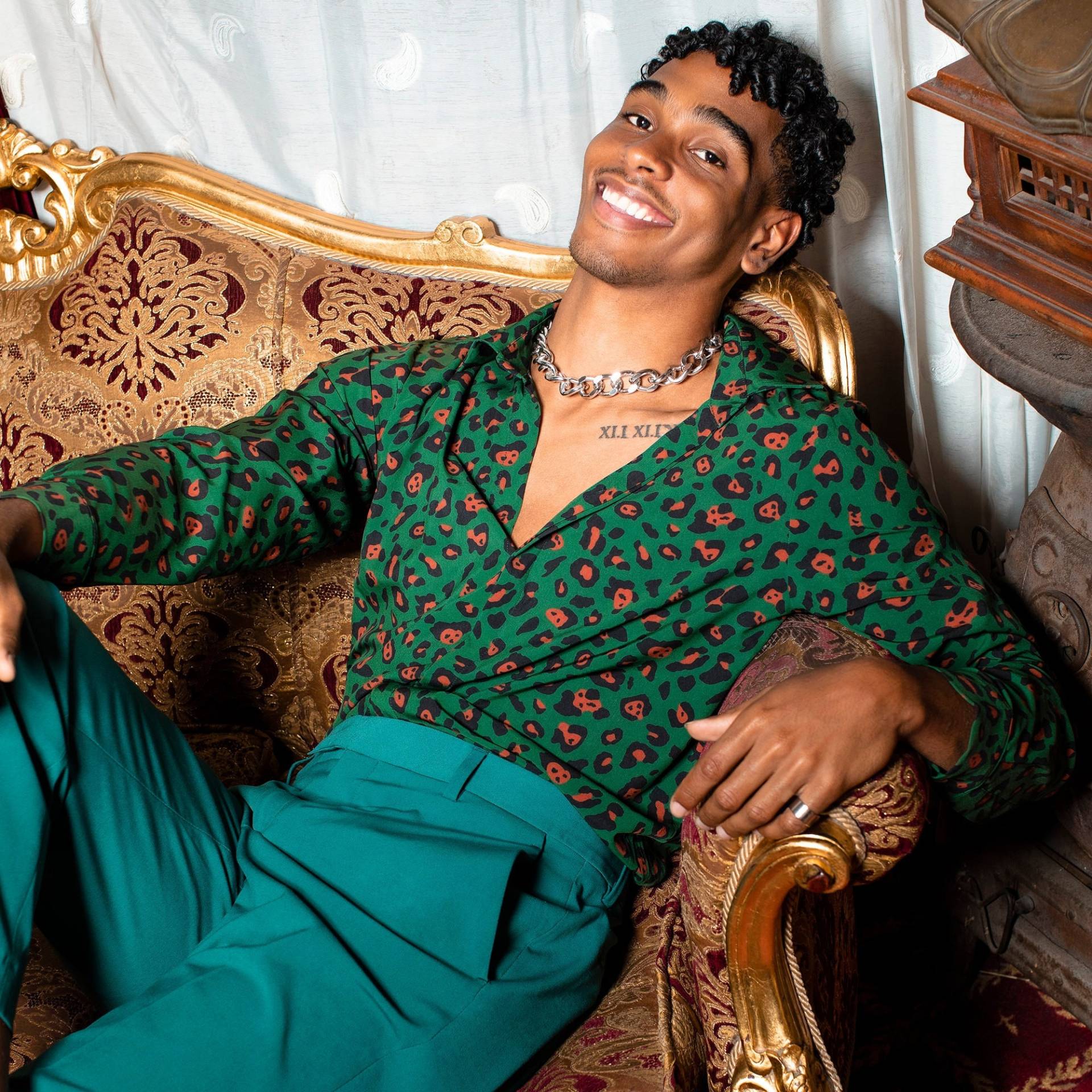 Herren Viskose Langarm-Shirt, Grüner Leoparden-Print, Entspannte Passform von DearDeerMenswear