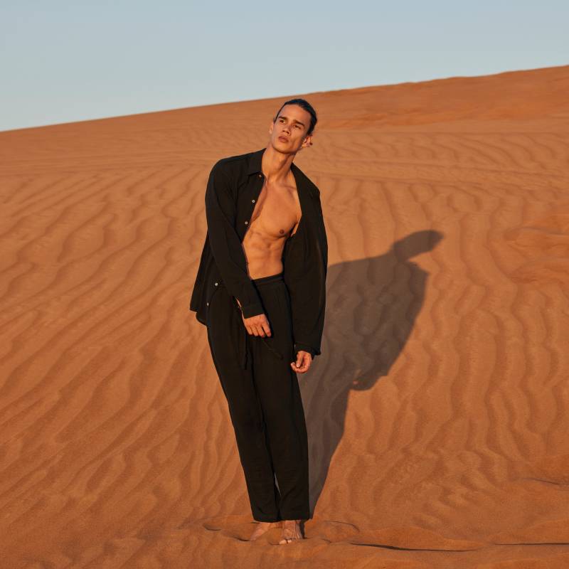 Schwarze Musselin Hose Für Männer Relaxed Fit Boho Leinenhose Weich Atmungsaktiv Sommer Minimalist Jogger Style von DearDeerMenswear