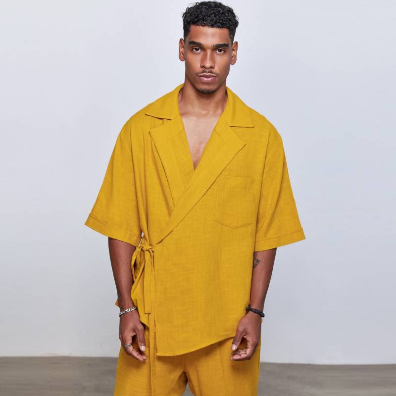 Senfgelbes Kimono-Hemd Für Männer, Mutiges Leinen-Wickeloberteil, Trendiges Sommer-Statement-Stück, Farbenfrohes Urlaubs-Outfit, Streetwear-Hemd von DearDeerMenswear
