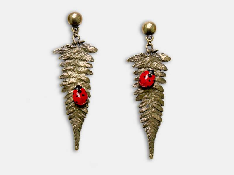 Marienfarn ++ Ohrringe Ohrstecker Vintage Farn Marienkäfer Käfer Messing Geschenk Holz Lasercut Hypoallergen Asymetrisch von DearPrudenceBERLIN