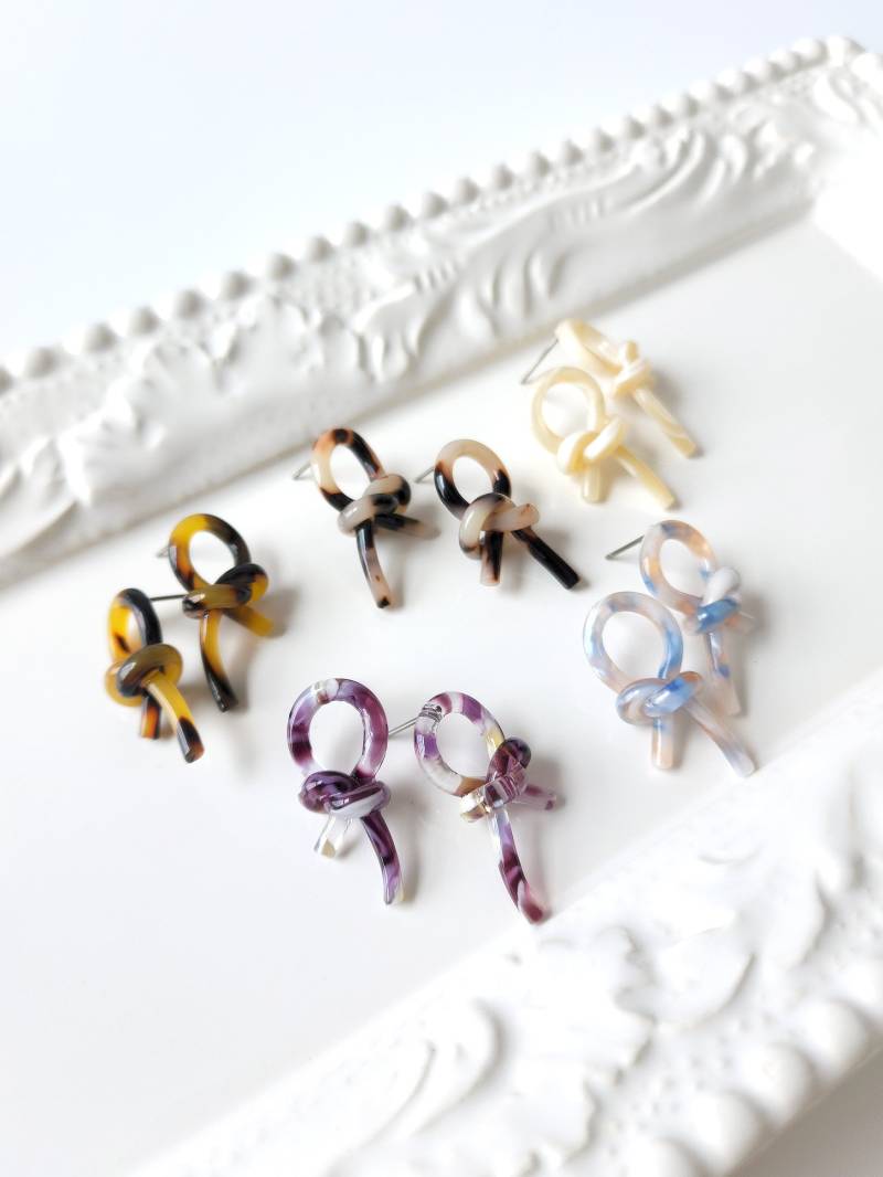 Bailey Bow Ohrringe, Schleife Resin Ohrstecker, Ribbon Post Schildpatt Bff Paar Best Friends Geschenk von DearSoho