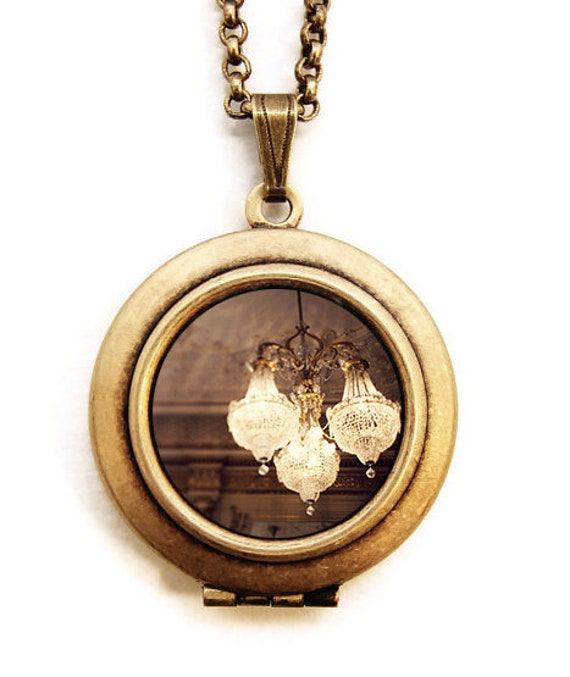 Das Goldene Zeitalter - Glamouröse Kronleuchter Foto Medaillon Halskette von DearestMine