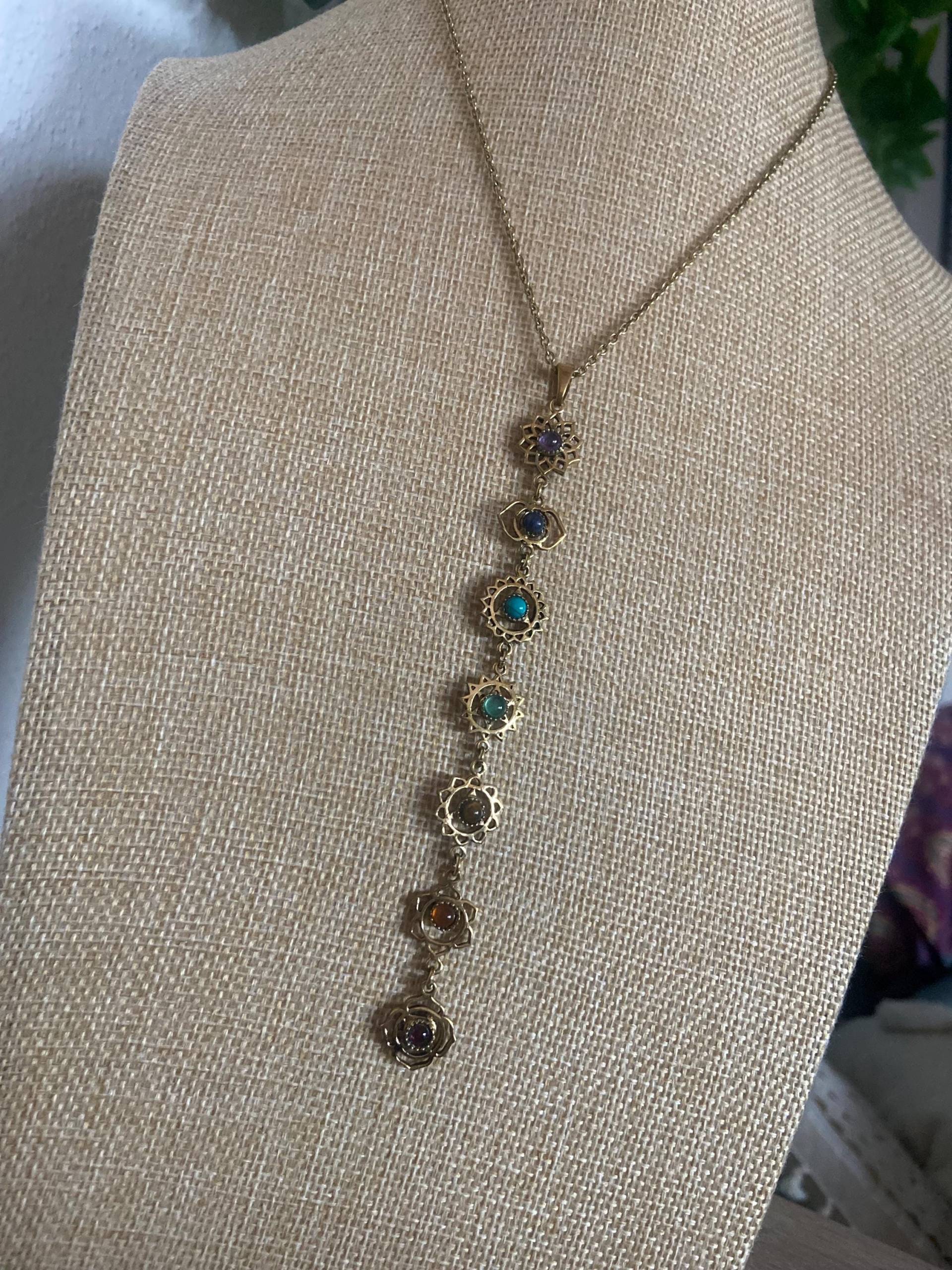 7 Chakren Kettenanhänger Mit Edelstein in Messing Und Silber - Handgemacht Geschenk Für Sie Oder Ihn Religiöse Schmuck Halskette von Deashippiejewelry