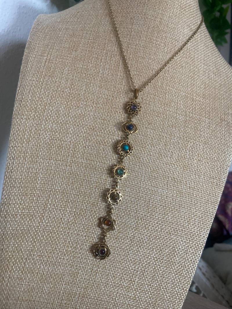 7 Chakren Kettenanhänger Mit Edelstein in Messing Und Silber - Handgemacht Geschenk Für Sie Oder Ihn Religiöse Schmuck Halskette von Deashippiejewelry