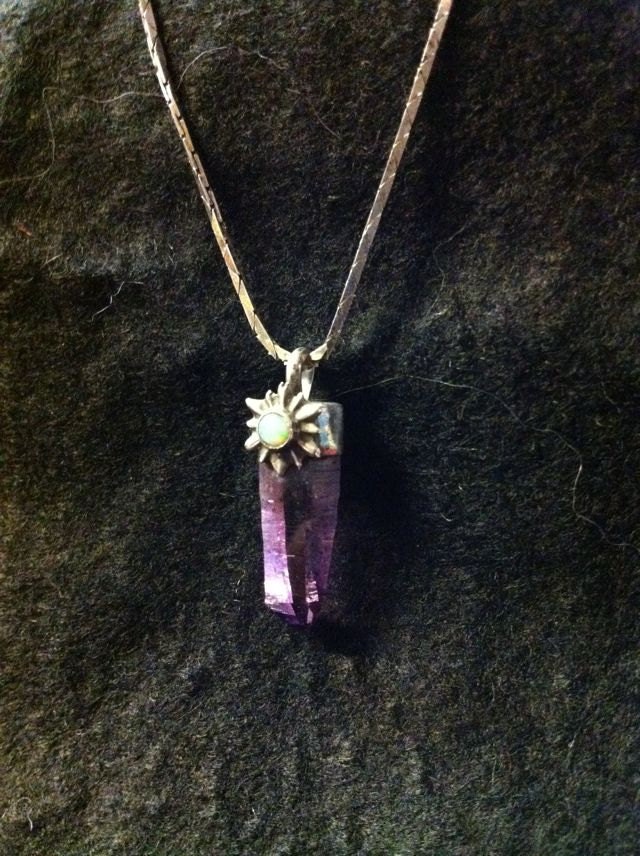 Natürlicher Amethyst Kristall Und Opal Anhänger Natürlicher Amethyst Kristall Und Opal Anhänger von DeathIsntTheEnd