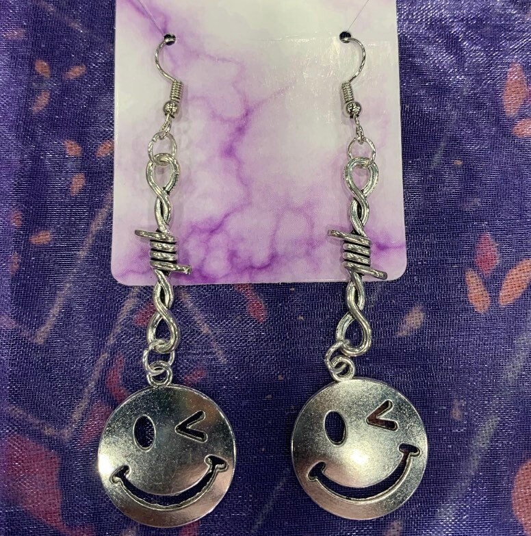 Stacheldraht Smiley Gesicht Ohrringe, Barbdraht, Statement Ohrringe Stacheldraht Smiley Gesicht Ohrringe, Barbdraht, Statement Ohrringe von DeathToadDesigns