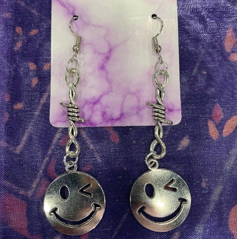 Stacheldraht Smiley Gesicht Ohrringe, Barbdraht, Statement Ohrringe von DeathToadDesigns