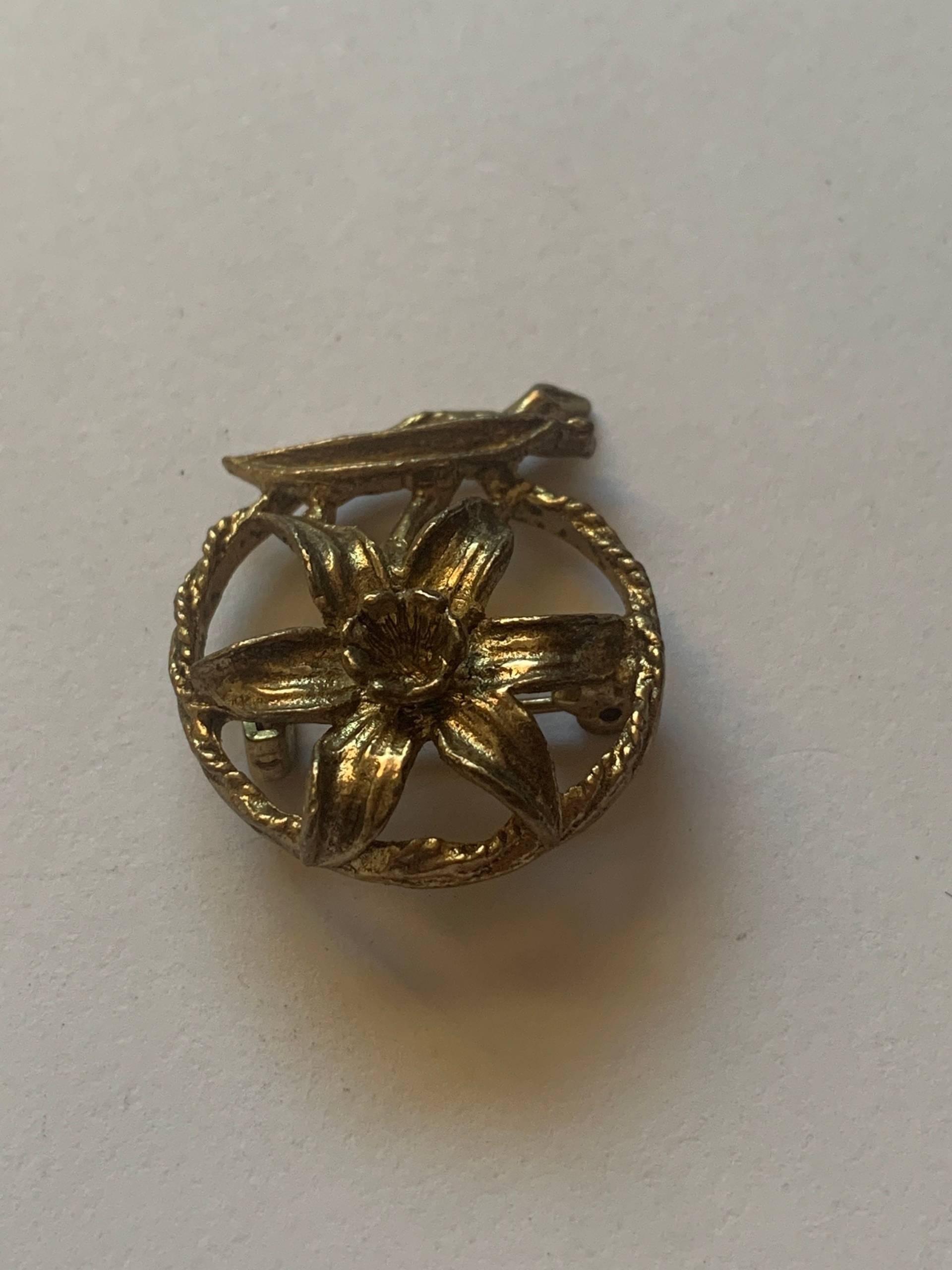 Goldene Blumen Mode Brosche von DebJoVintageJewelz