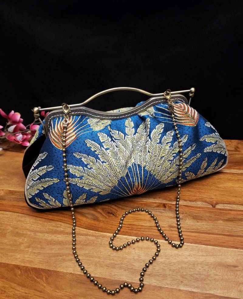 Damen-Retro-Tasche Aus Blauem Traveler's Tree-stoff Mit Abnehmbarer Bronzekette von DebOHaraCreation