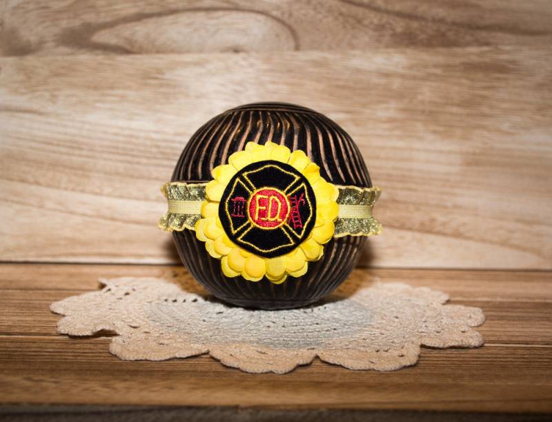 Neugeborenen Feuerwehrmann Blumen Fotografie Prop Schier Stretch Rüschen Stirnband Passt An Sitter von DebbieBPropDesign