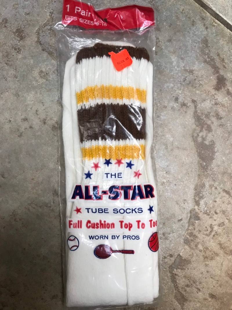 Vintage 1970Er Jahre New Old Stock Herren Tube Tennis Athletisch Sport Socken. Schwarz Und Gelb Gestreift in Der Originalverpackung von DebbieDelights