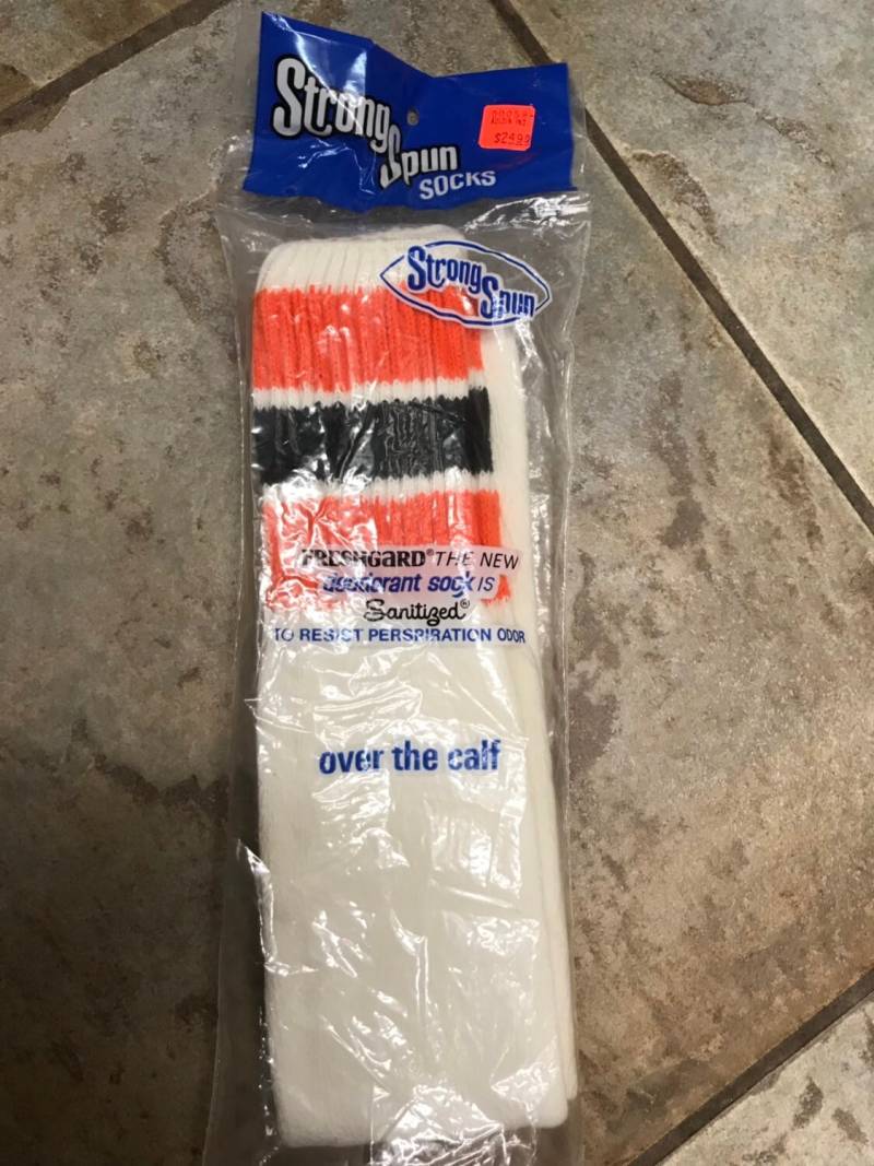 Vintage 1970Er Jahre New Old Stock Mens Tube Tennis Athletic Sport Socken. Orange Und Schwarze Streifen in Originalverpackung von DebbieDelights