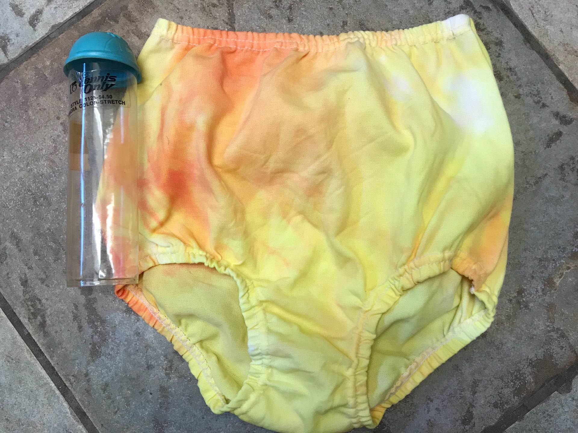 Vintage 1970Er Jahre Orange Gelb Tie Dye Nylon Tennis Höschen Neue Alte Lager in Original Tube Paket Von Nur von DebbieDelights