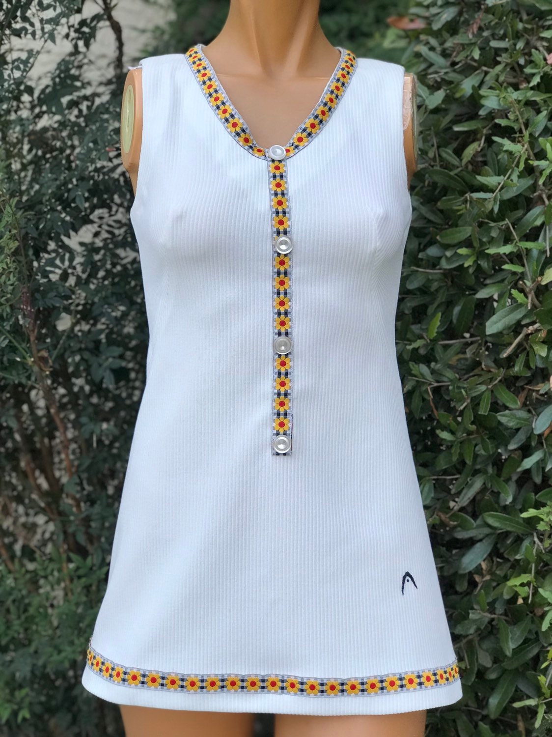 Vintage 1970Er Polyester Kopf Marke Tennis Kleid Mit Sonnenblumen Borte Und Dekorative Knöpfe Büste 32" von DebbieDelights