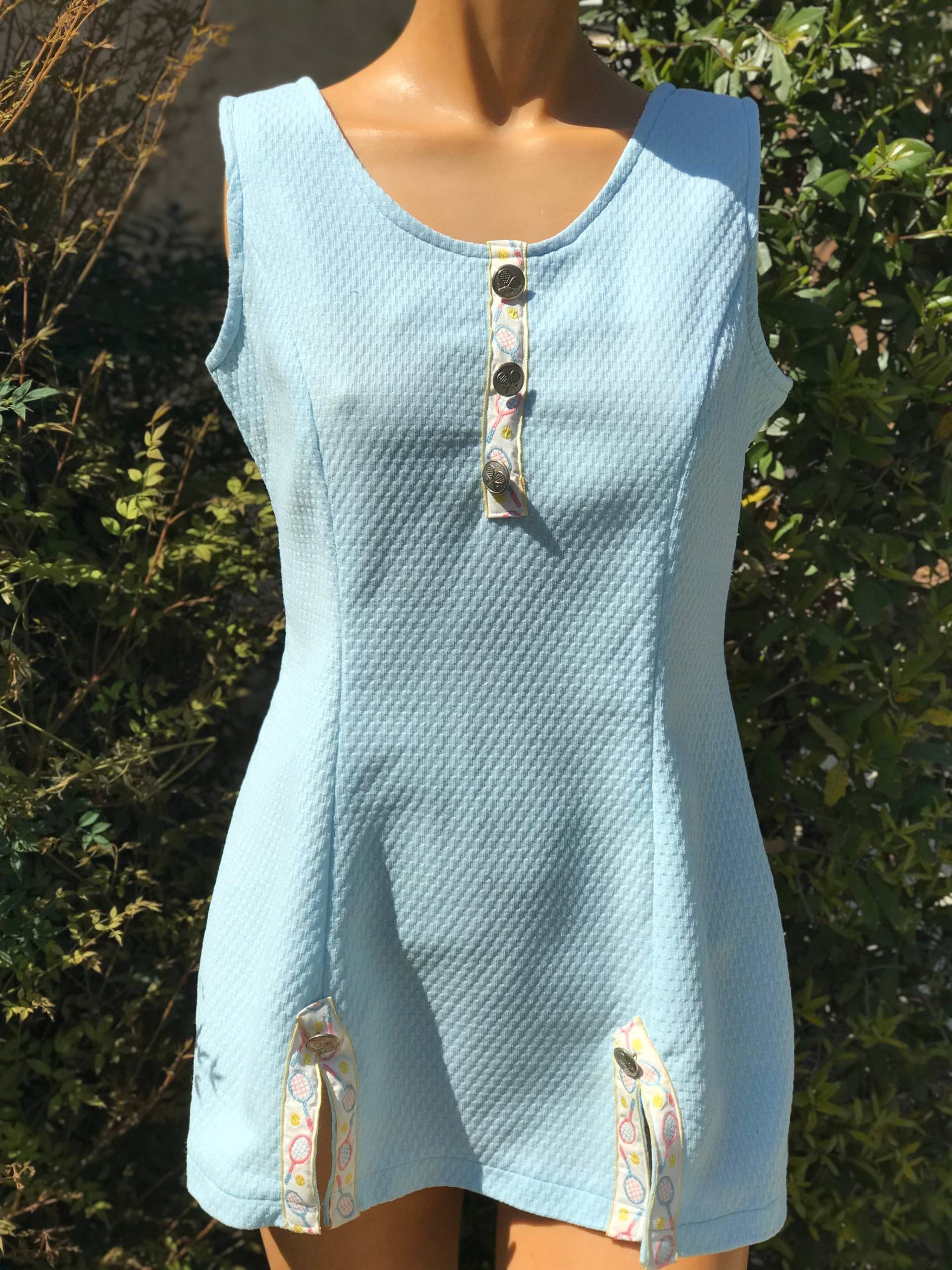 Vintage 1970S Polyester Baby Blue Tennis Dress Mit Tennisschlägerborte & Knöpfen Büste 92 cm von DebbieDelights