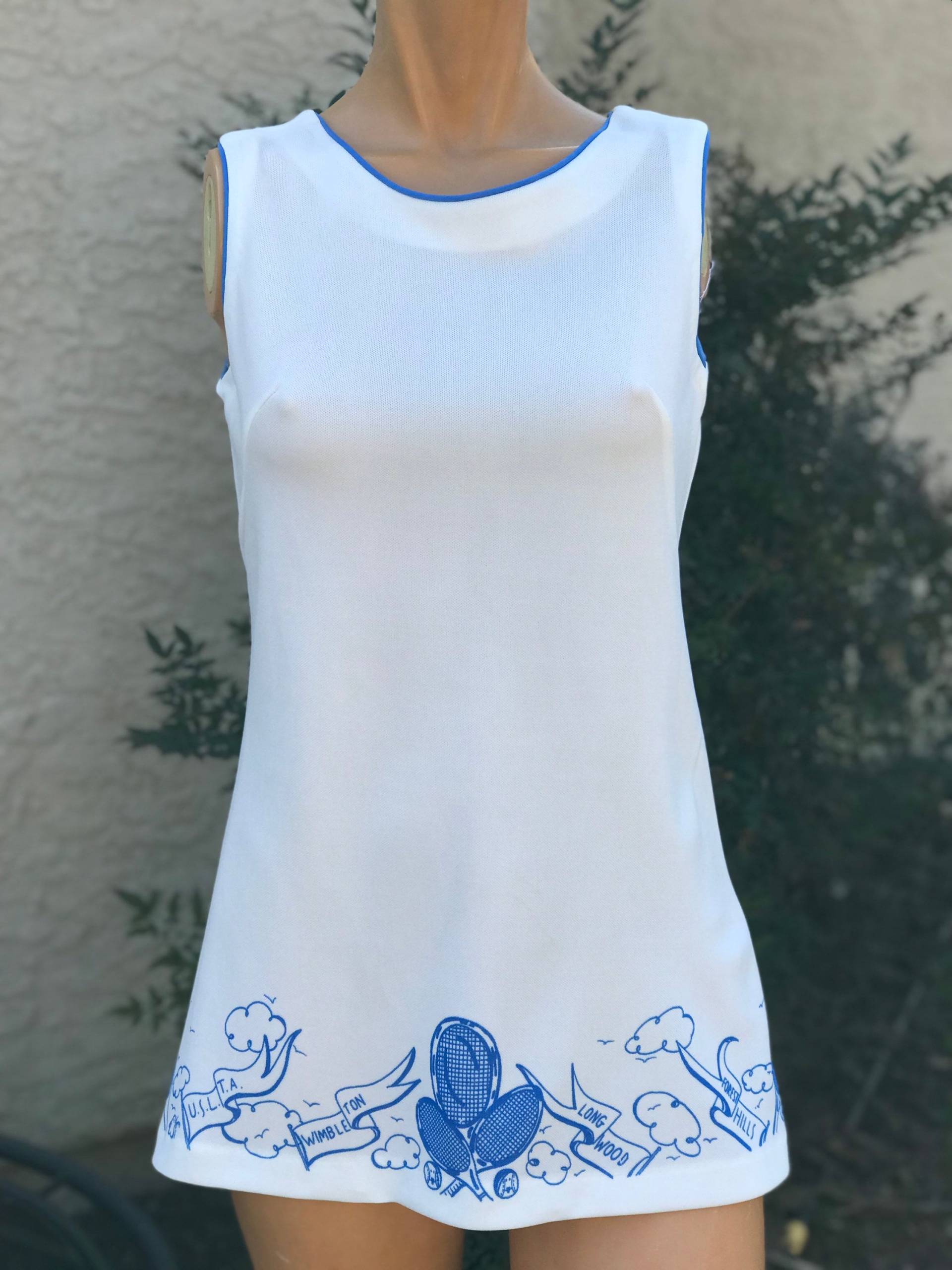 Vintage Whimsicals Brand White Polyester Tenniskleid Mit Tennisplatz Sprüche Büste 34 " von DebbieDelights