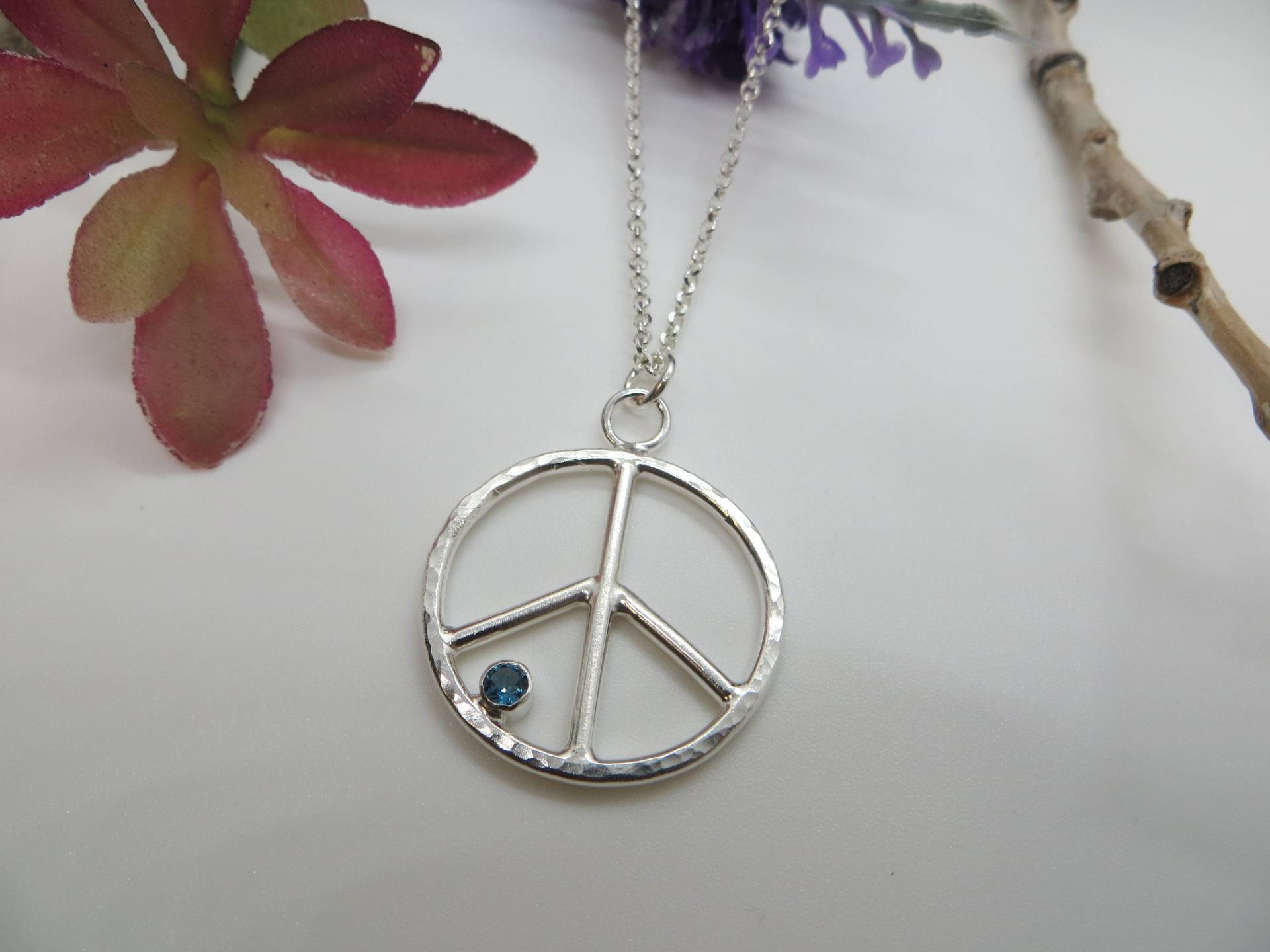 sterling Silber Kette, Gehämmertes Peace Zeichen, 3mm Runder Zirkonia Geburtsstein Der Wahl, Handgemacht, One Of A Kind, Beliebte Halskette von DebbieLeeJewellery